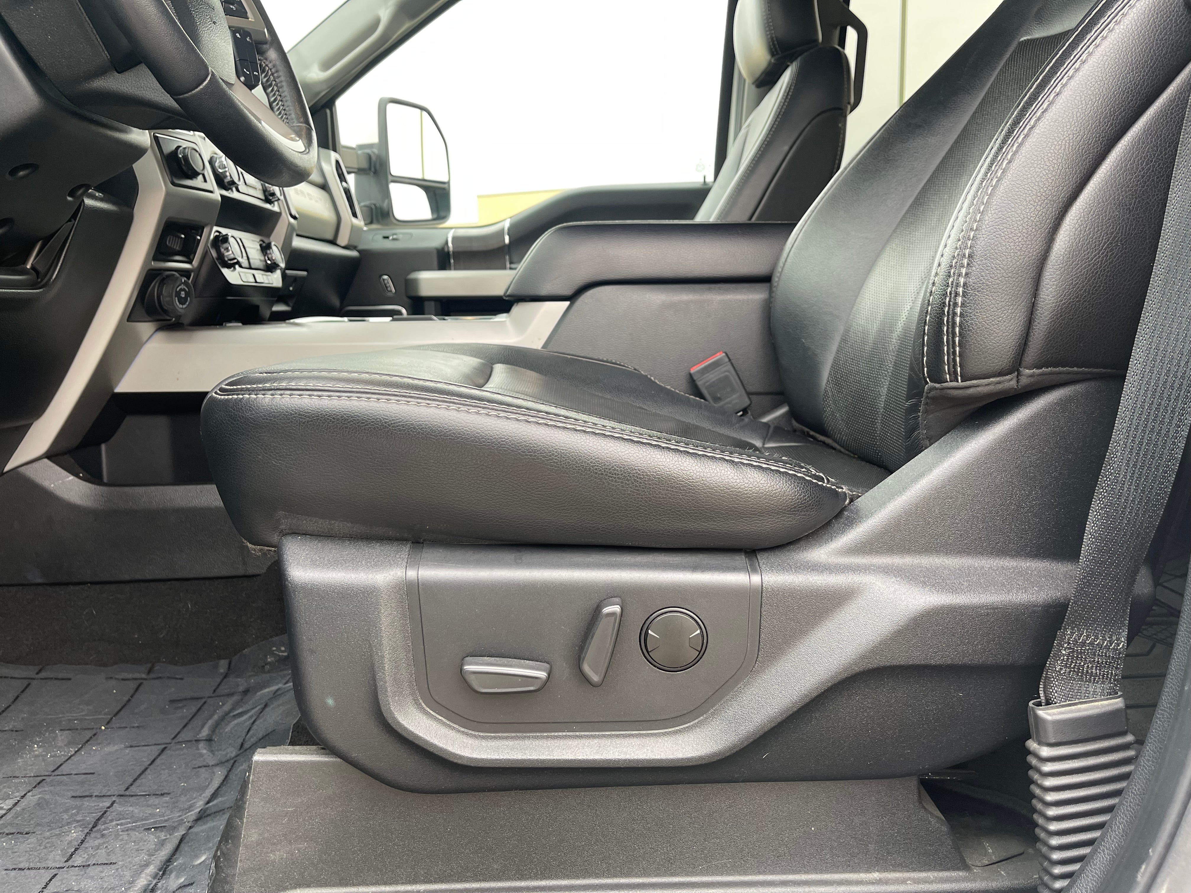 2020 Ford Super Duty F-350 DRW 4x4 Lariat 4dr Crew Cab 8 ft. LB DRW Pickup